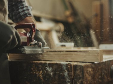 Marangoz ahşap işçiliği aletleriyle çalışıyor.