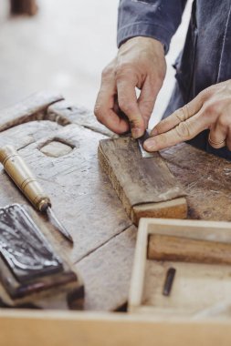 Marangoz ahşap işçiliği aletleriyle çalışıyor.