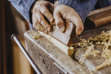 Marangoz ahşap işçiliği aletleriyle çalışıyor.