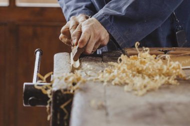 Marangoz ahşap işçiliği aletleriyle çalışıyor.