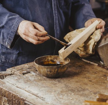Marangoz ahşap işçiliği aletleriyle çalışıyor.