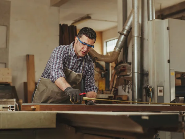 Falegname Lavoro Con Utensili Lavorazione Del Legno — Foto Stock