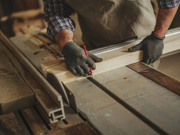 Tischler Bei Der Arbeit Mit Holzbearbeitungswerkzeugen — Stockfoto