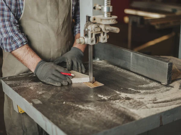 Tischler Bei Der Arbeit Mit Holzbearbeitungswerkzeugen — Stockfoto