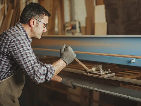 Falegname Lavoro Con Utensili Lavorazione Del Legno — Foto Stock