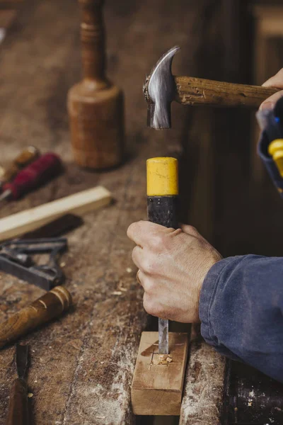 Tischler Bei Der Arbeit Mit Holzbearbeitungswerkzeugen — Stockfoto