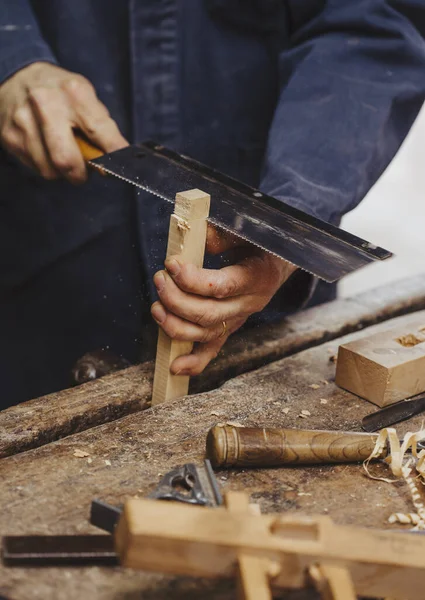 Tischler Bei Der Arbeit Mit Holzbearbeitungswerkzeugen — Stockfoto