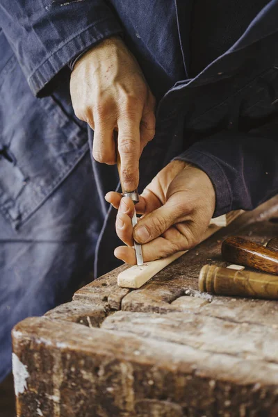 Tischler Bei Der Arbeit Mit Holzbearbeitungswerkzeugen — Stockfoto