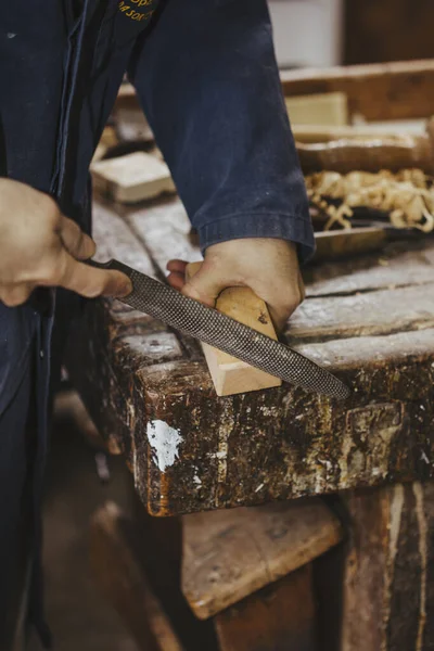 Tischler Bei Der Arbeit Mit Holzbearbeitungswerkzeugen — Stockfoto