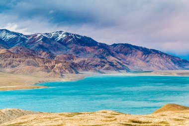 Tacikistan, Pamir 'deki Yashikul Gölü' nün güzel manzarası