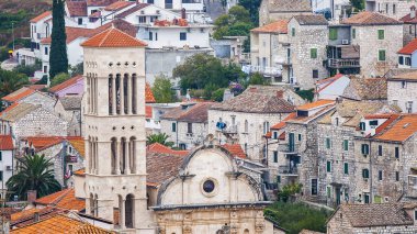 Hırvatistan 'ın Hvar adasındaki Hvar kasabasının güzel manzarası Ağustos 2016' da Hvar 'da.