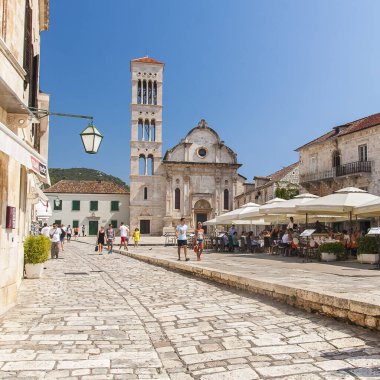 Hırvatistan 'ın Hvar adasındaki Hvar kasabasının güzel manzarası Ağustos 2016' da Hvar 'da.