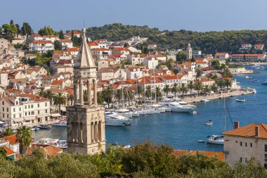 Hırvatistan 'ın Hvar adasındaki Hvar kasabasının güzel manzarası Eylül 2016' da Hvar 'da.
