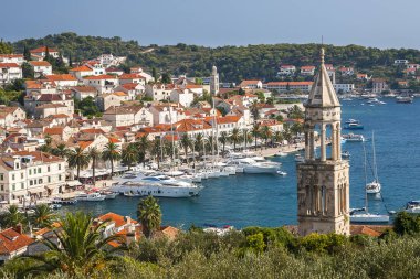 Hırvatistan 'ın Hvar adasındaki Hvar kasabasının güzel manzarası Eylül 2016' da Hvar 'da.