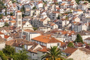 Hırvatistan 'ın Hvar adasındaki Hvar kasabasının güzel manzarası Eylül 2016' da Hvar 'da.