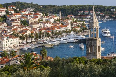 Hırvatistan 'ın Hvar adasındaki Hvar kasabasının güzel manzarası Eylül 2016' da Hvar 'da.