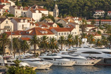 Hırvatistan 'ın Hvar adasındaki Hvar kasabasının güzel manzarası Eylül 2016' da Hvar 'da.