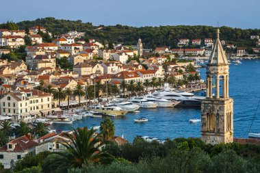 Hırvatistan 'ın Hvar adasındaki Hvar kasabasının güzel manzarası Eylül 2016' da Hvar 'da.