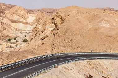 İsrail 'deki Negev Çölü' nden geçen yol manzarası.