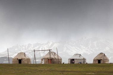 Song Kul - Kırgızistan 'ın Tian Shan Dağları' ndaki yüksek alp gölü