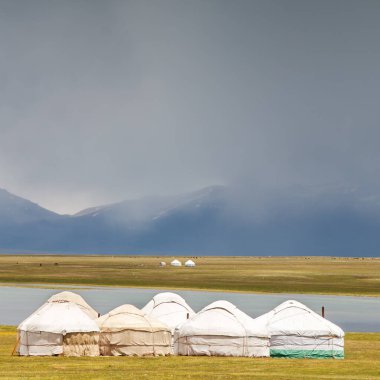 Song Kul - Kırgızistan 'ın Tian Shan Dağları' ndaki yüksek alp gölü