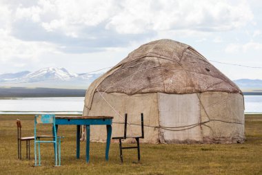 Song Kul - Kırgızistan 'ın Tian Shan Dağları' ndaki yüksek alp gölü