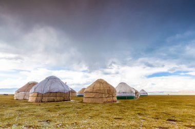 Song Kul - Kırgızistan 'ın Tian Shan Dağları' ndaki yüksek alp gölü