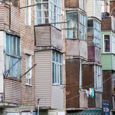 KARAKOL, KYRGYZSTAN - CIRCA HAZİRAN 2017: Karakol önceden Kırgızistan 'ın Kırgızistan' daki Issyk-Kul Gölü 'nün doğu ucu yakınlarındaki dördüncü büyük şehir.