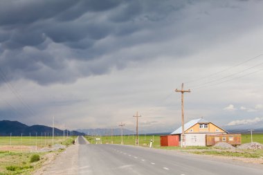 Sary-Mogul bölgesindeki Pamir dağlarının güzel manzarası