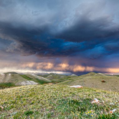 Kırgızistan 'da fırtınada Tulpar Kul Gölü' nün güzel manzarası