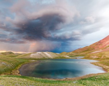 Kırgızistan 'da fırtınada Tulpar Kul Gölü' nün güzel manzarası