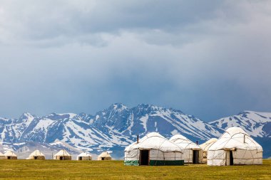 Song Kul - Kırgızistan 'ın Tian Shan Dağları' ndaki yüksek alp gölü
