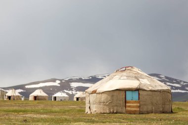 Song Kul - Kırgızistan 'ın Tian Shan Dağları' ndaki yüksek alp gölü