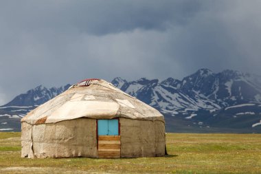 Song Kul - Kırgızistan 'ın Tian Shan Dağları' ndaki yüksek alp gölü