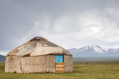 Song Kul - Kırgızistan 'ın Tian Shan Dağları' ndaki yüksek alp gölü