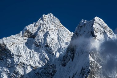 DINGBOCHE, NEPAL - CIRCA ECTOBER 2013: Ama Dingboche 'dan Ama Dablam' ın görüntüsü Ekim 2013 'te Dingboche' da.