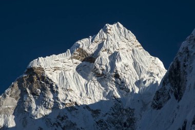 DINGBOCHE, NEPAL - CIRCA ECTOBER 2013: Ama Dingboche 'dan Ama Dablam' ın görüntüsü Ekim 2013 'te Dingboche' da.