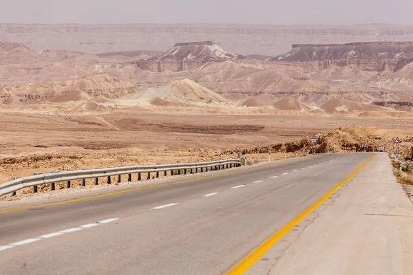 イスラエルのネゲヴ砂漠を通る道路の眺め — ストック写真