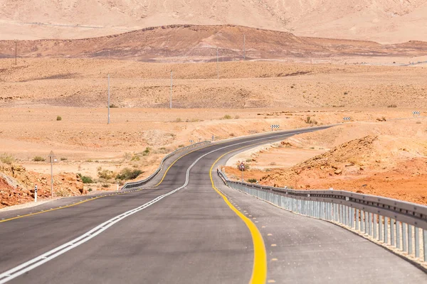 イスラエルのネゲヴ砂漠を通る道路の眺め — ストック写真