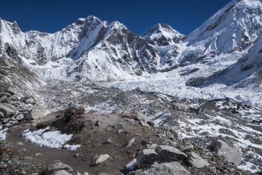 GORAKSHEP, NEPAL - CIRCA ECTOBER 2013: Gorakshep 'de Ekim 2013' te Everest Ana Kampı 'na giden yolun dışındaki Himalayalar' ın (Lingtren, Khumbutse) manzarası