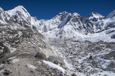GORAKSHEP, NEPAL - CIRCA ECTOBER 2013: Gorakshep 'de Ekim 2013' te Everest Ana Kampı 'na giden yolun dışındaki Himalayalar' ın (Lingtren, Khumbutse) manzarası