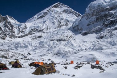 Everest Merkez Kampı, NEPAL - CIRCA ECTOBER 2013: Everest Merkez Kampı 'ndaki sefer Ekim 2013 dolaylarında Everest Ana Kampı' nda gerçekleşti..