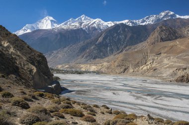 JOMSOM, NEPAL - CIRCA NOVEMBER 2013: Himalayalar (Dhaulagiri) ve Jomsom köyü Kasım 2013 'te Jomsom.