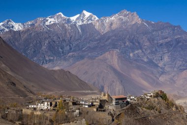 JHARKOT, NEPAL - CIRCA NOVEMBER 2013: Kasım 2013 'te Jharkot köyünün manzarası.