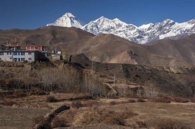 MUKTINATH, NEPAL - CIRCA NOVEMBER 2013: Muktinath 'da Kasım 2013 sıralarında Dhaulagiri Dağı manzarası.