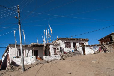 MUKTINATH, NEPAL - CIRCA NOVEMBER 2013: Muktinath 'da Kasım 2013 dolaylarında tipik köy binaları.