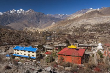 MUKTINATH, NEPAL - CIRCA NOVEMBER 2013: Muktinath köyü civarında Kasım 2013 'te.