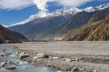 JOMSOM, NEPAL - CIRCA NOVEMBER 2013: Kasım 2013 'te Jomsom' da Gandaki nehrinden Dhaulagiri manzarası.