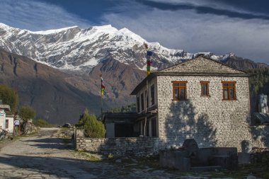 KALAPANI, NEPAL - CIRCA NOVEMBER 2013: Dhaulagiri ve Kalapana köyü Kasım 2013 dolaylarında Kalapani 'de.