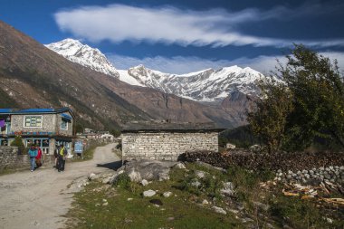 KALAPANI, NEPAL - CIRCA NOVEMBER 2013: Dhaulagiri ve Kalapana köyü Kasım 2013 dolaylarında Kalapani 'de.